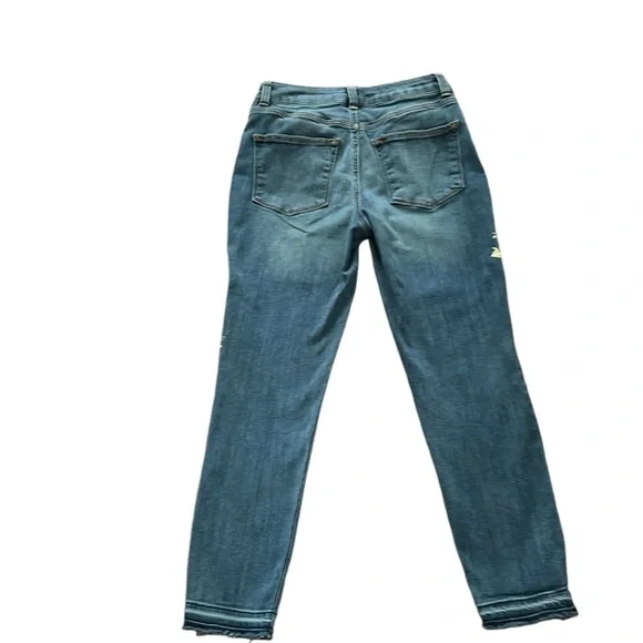 Maurices  Women's High Rise Blue Jeans with Pink Floral Denim Design Size 5/6 - Picture 2 of 6